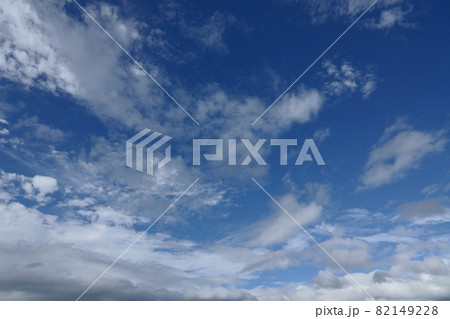 夏の雨間に現れた青空と雲 夏の雨間に現れた青空と雲 82149228