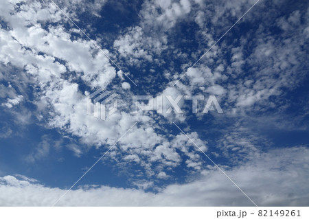 夏の雨間に現れた青空と雲 82149261