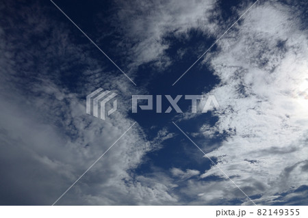 夏の雨間に現れた青空と雲 夏の雨間に現れた青空と雲 82149355