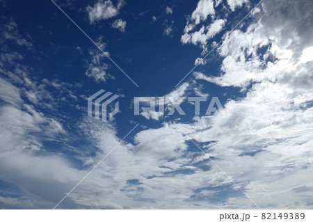 夏の雨間に現れた青空と雲 82149389