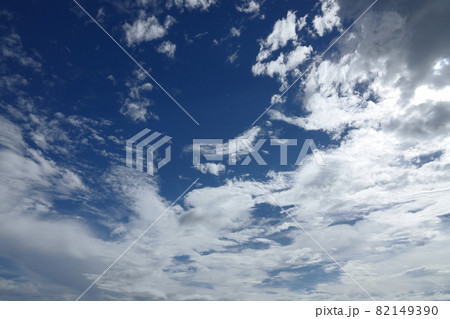 夏の雨間に現れた青空と雲 夏の雨間に現れた青空と雲 82149390