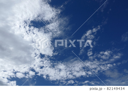 夏の雨間に現れた青空と雲 夏の雨間に現れた青空と雲 82149434