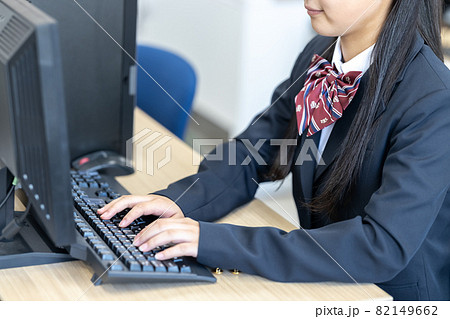パソコンを見る女子学生　撮影協力：中央工学校附属日本語学校 82149662