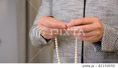 フォーマルな格好の女性 82150056