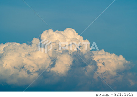 台風シーズン 晩夏から初秋の積乱雲　a-3 シアン色 82151915