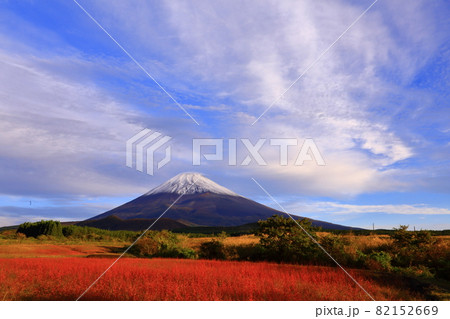 富士山　裾野市　須山地区　迫る大雲　 82152669