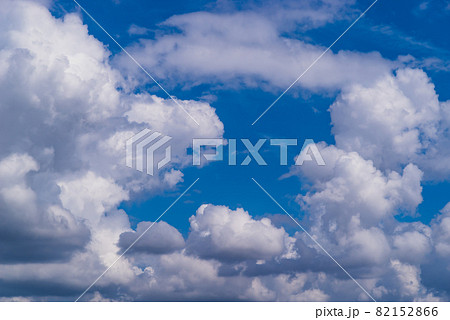台風シーズン 晩夏から初秋の積雲や積乱雲 c-2 高コントラスト 台風シーズン 晩夏から初秋の積雲や積乱雲 c-2 高コントラスト 82152866