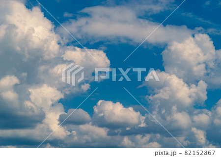 台風シーズン 晩夏から初秋の積雲や積乱雲　c-3 シアン色 82152867
