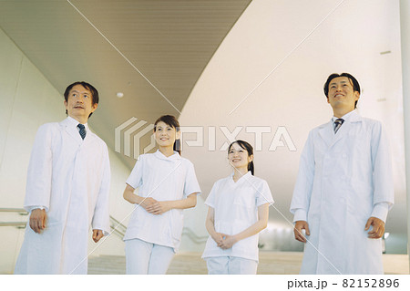 病院で働く医者と看護師（4人） 82152896