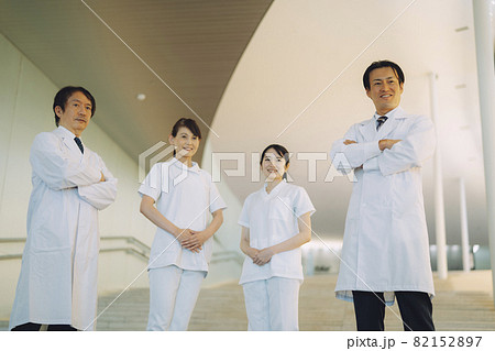 病院で働く医者と看護師(4人) 病院で働く医者と看護師(4人) 82152897