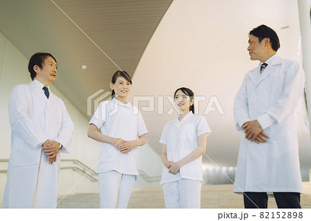 病院で働く医者と看護師(4人) 病院で働く医者と看護師(4人) 82152898