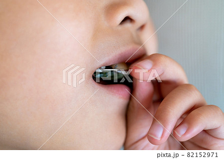 拡大床を装着する子供 拡大床を装着する子供 82152971