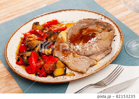 Appetizing beef with gravy and stewed vegetables Appetizing beef with gravy and stewed vegetables 82153235