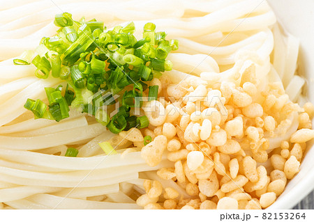 ぶっかけうどん。(青ねぎと天かすだけをのせたシンプルなぶっかけうどん。) 82153264