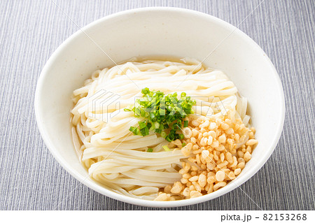 ぶっかけうどん。(青ねぎと天かすだけをのせたシンプルなぶっかけうどん。) 82153268