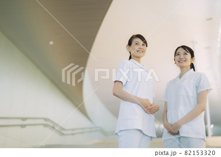 病院で働く医療スタッフ 病院で働く医療スタッフ 82153320