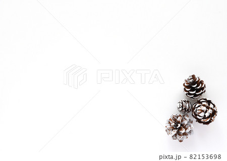 クリスマスをイメージした雪化粧の松ぼっくり 82153698