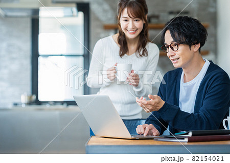 男性 テレワーク リモートワーク パソコン ライフスタイル 男性 テレワーク リモートワーク パソコン ライフスタイル 82154021