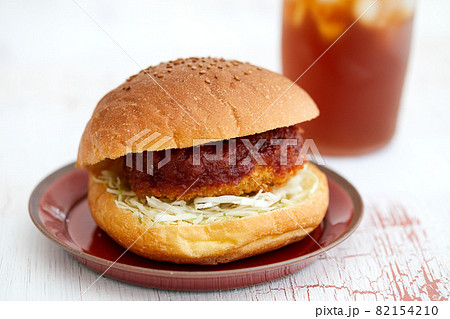 たっぷりソースがかかったキャベツたっぷりのメンチカツバーガー たっぷりソースがかかったキャベツたっぷりのメンチカツバーガー 82154210