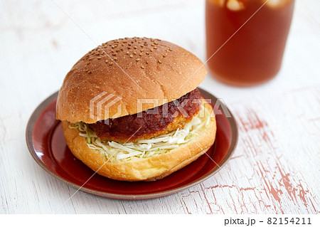 たっぷりソースがかかったキャベツたっぷりのメンチカツバーガー 82154211