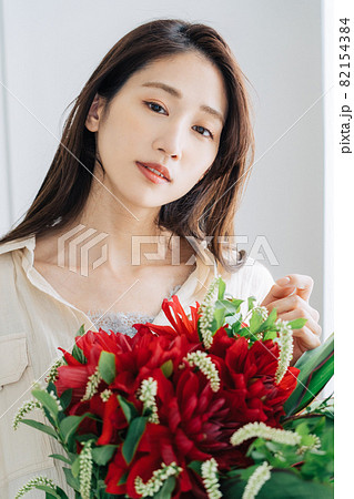 花束を持つ若い女性 花束を持つ若い女性 82154384