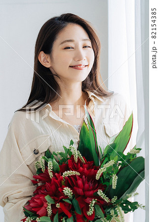 花束を持つ若い女性　 82154385