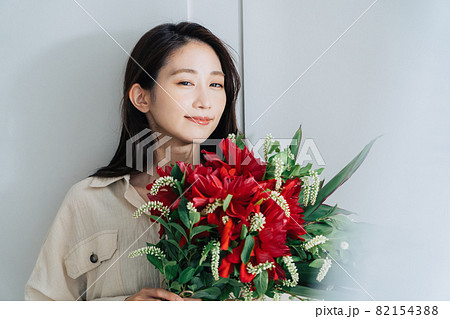 花束を持つ若い女性 花束を持つ若い女性 82154388
