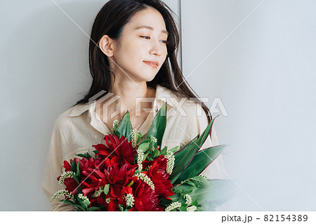 花束を持つ若い女性 花束を持つ若い女性 82154389