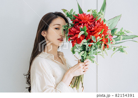 花束を持つ若い女性 花束を持つ若い女性 82154391