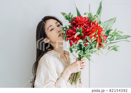 花束を持つ若い女性　 82154392