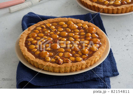 Pie with hazelnuts and macadamia nuts. Nut tart with caramel. Pie with hazelnuts and macadamia nuts. Nut tart with caramel. 82154811