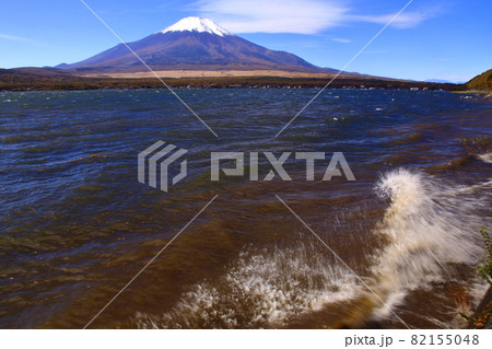 富士山と山中湖 荒れる狂う波しぶき舞う 富士山と山中湖 荒れる狂う波しぶき舞う 82155048