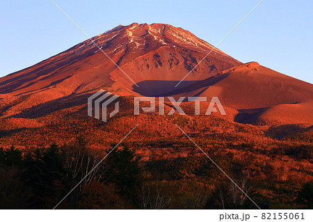 富士山 水が塚から真っ赤な降雪赤富士 富士山 水が塚から真っ赤な降雪赤富士 82155061