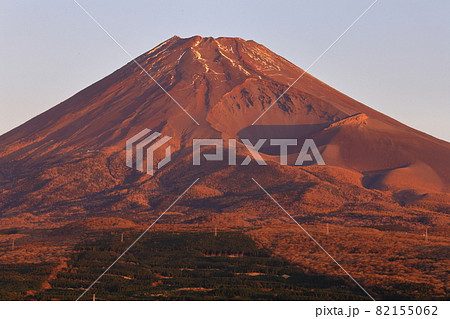 富士山 水が塚から見入る赤富士 富士山 水が塚から見入る赤富士 82155062