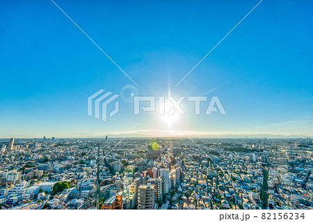 東京の都市風景　夕刻の太陽と青空と大都市 82156234
