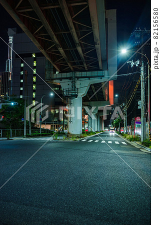 高速道路の高架下の夜景 82156580