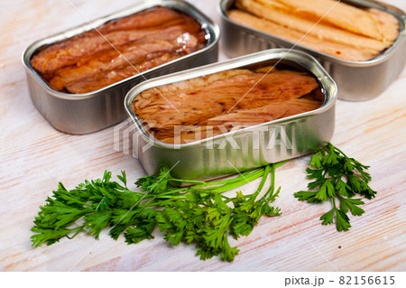 Can of melva fillets in oil with greens 82156615