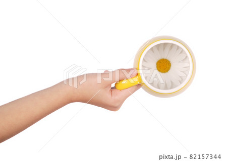 Empty yellow tea cup with chamomile flowers Empty yellow tea cup with chamomile flowers 82157344