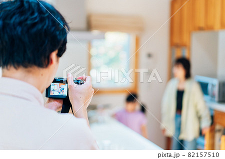 子供の成長を写真で撮るお父さん 子供の成長を写真で撮るお父さん 82157510