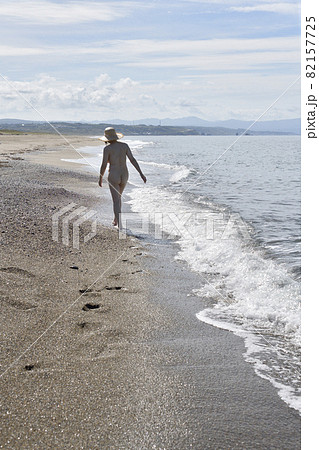 Nude Beach Nudes - Shooting nude women in straw hats on the summer... - Stock Photo [82157725]  - PIXTA