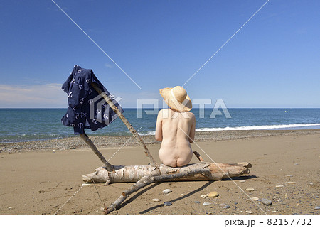 Shooting nude women in straw hats on the summer..