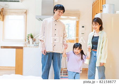 おうちで楽しく過ごす家族 82158677