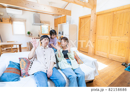 おうちで楽しく過ごす家族 82158686