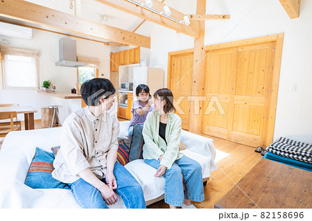 おうちで楽しく過ごす家族 82158696