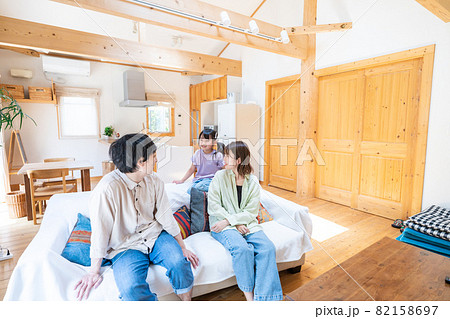 おうちで楽しく過ごす家族 82158697