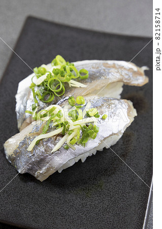 美味しいアジの握り鮨 82158714