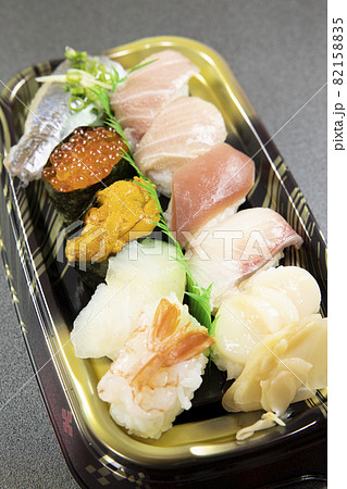 スーパーの美味しい握り鮨盛り合わせ スーパーの美味しい握り鮨盛り合わせ 82158835