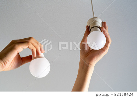 LED電球を交換する人 LED電球を交換する人 82159424