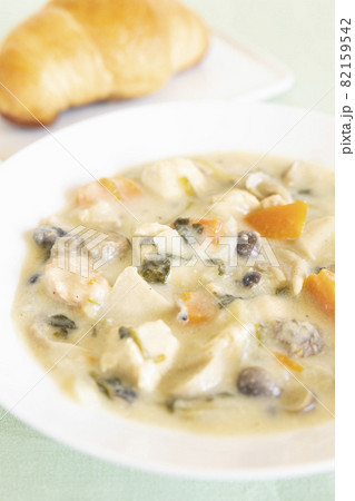 美味しい野菜たっぷりクリームシチューとパン 美味しい野菜たっぷりクリームシチューとパン 82159542