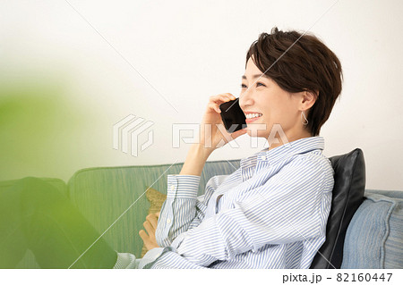 ミドル女性　スマホ　スマートフォン　通話 82160447